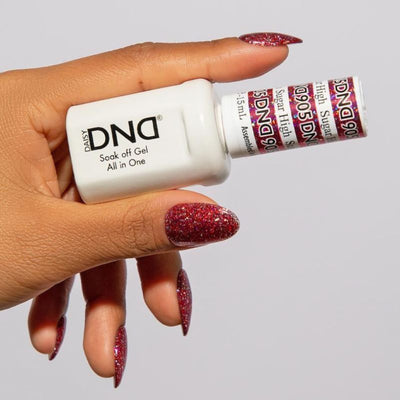 hands wearing DND Gel Polish - 905 Sugar High