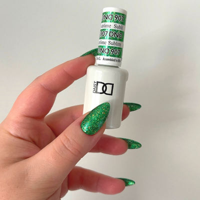 hands wearing DND Gel Polish - 907 Sublime
