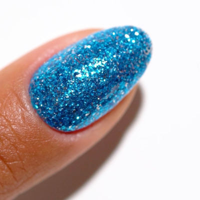 finger wearing DND Gel Polish duo 926 Blue Aura