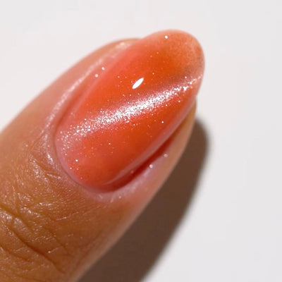 swatch of DND DC Cat Eye Coral Ice