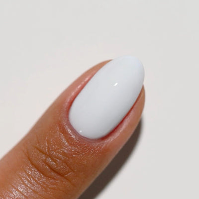 finger wearing DND Diva Gel Jet Life