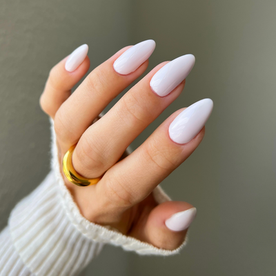 hands wearing DND Diva Gel Polish 039 Petal Haze