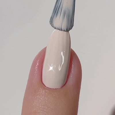 finger wearing DND Diva Gel - 043 Vanilla Creme