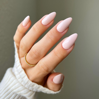 swatch of DND Diva Gel - 044 Spill The Tea