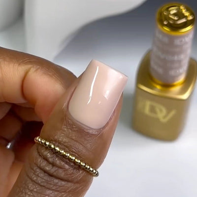 swatch of DND Diva Gel - 048 Pale Dune