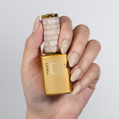 hands wearing DND Diva Gel - 053 Snatched