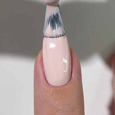 finger wearing DND Diva 60 Timeless Tea