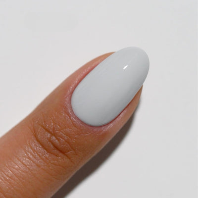 finger wearing color swatch for DND Diva 091 Nordic Breeze