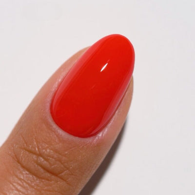 finger wearing DND Diva Gel 160 Diva Red