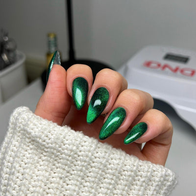 hands wearing DND Diva Jungle Cat Glassball 9D Cat Eye