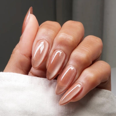 hands wearing DND Diva Tiger Eyes Glassball 9D Cat Eye