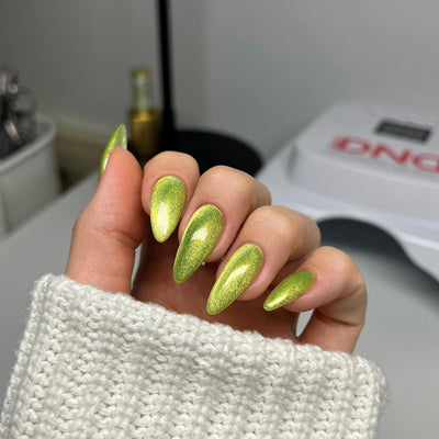 hands wearing DND Diva Lemon Whiskers Candy 9D Cat Eye