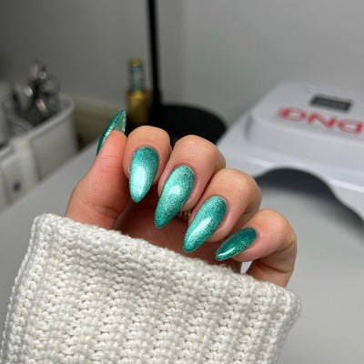 hands wearing DND Diva Leopard Mint Candy 9D Cat Eye