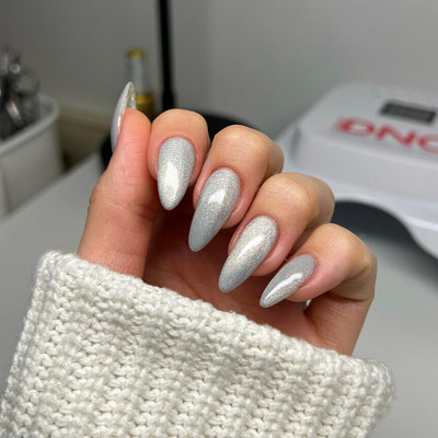 hands wearing DND Diva Moonrise Daydream 9D Cat Eye