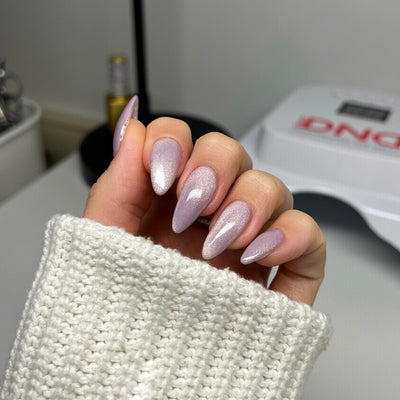 hands wearing DND Diva Fairytail Daydream 9D Cat Eye