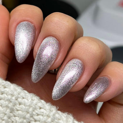 hands wearing DND Diva ‘Catty Ever After’ Daydream 9D Cat Eye