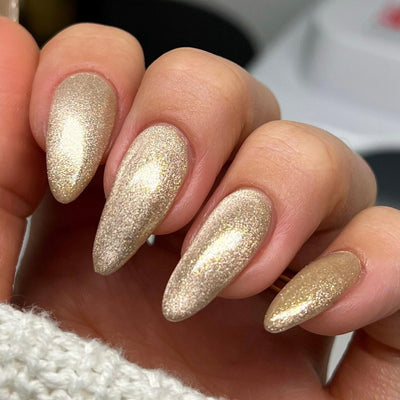 hands wearing DND Diva Fur-st Place Daydream 9D Cat Eye