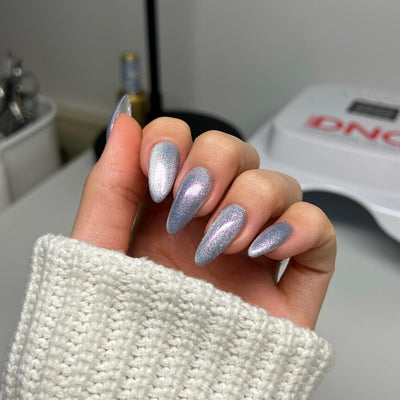 hands wearing DND Diva 'Cat Nap' Daydream 9D Cat Eye