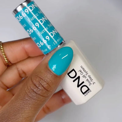 hand wearing DND Duo gel polish 669 Fierce Sapphire