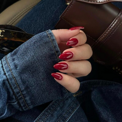 hands wearing DND Gel Polish - 753 Scarlett Dreams