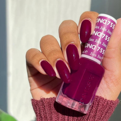 hands wearing DND Gel Polish - 755 Jinx