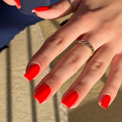 hands wearing DND Gel Polish - 759 Lava