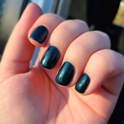 hands wearing DND Gel Polish - 765 Iceland