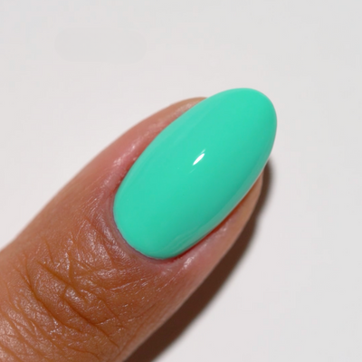 finger wearing DND Gel Polish 787 Carousel