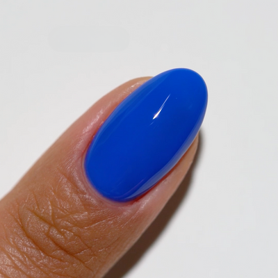 finger wearing DND Gel Polish 795 Super-Nova