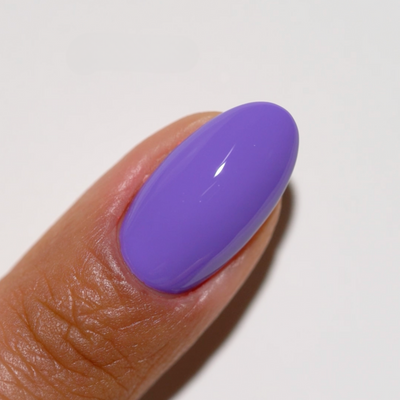 finger wearing DND Gel Polish 797 Pebble Cloud