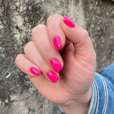 hands wearing DND DC Gel - 013 Brilliant Pink
