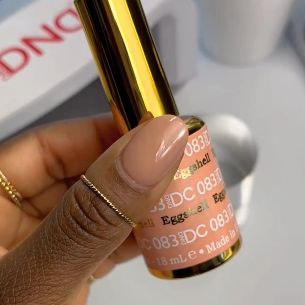 finger wearing DND DC Gel - 083 Eggshell