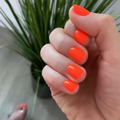 hands wearing DND DC Gel - 272 Hot Mess