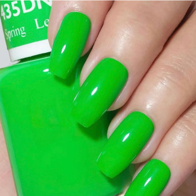 Hands wearing DND Gel 435 Spring Leaf