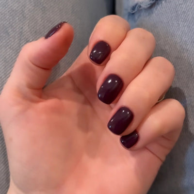 hands wearing DND Gel Polish - 459 Muted Berry