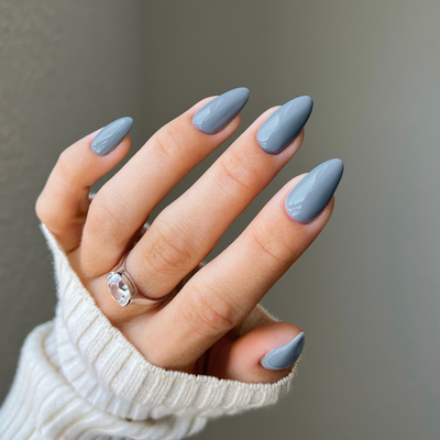 hand wearing 259 Airy Daze DND Diva gel polish