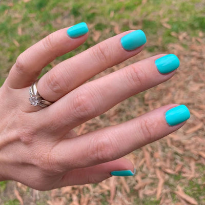 DND DC Gel Polish - 032 Caribbean Island hand