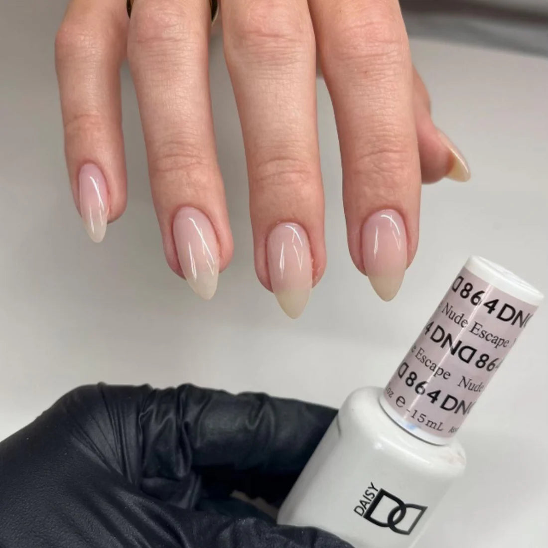 DND Gel - 864 Nude Escape Hand