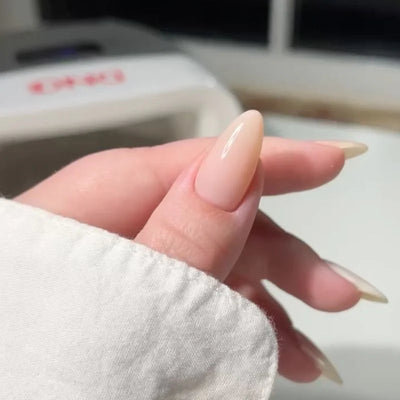 DND DC Dap Dip Powder 1.6oz - 2436 Blush Haze finger