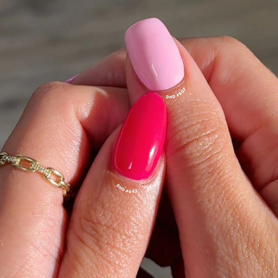 DND Gel Polish - 642 Magenta Aura finger