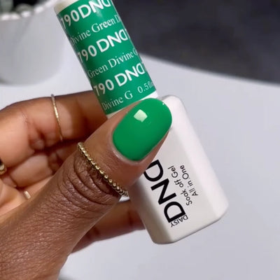 DND Gel Polish - 790 Green Divine finger