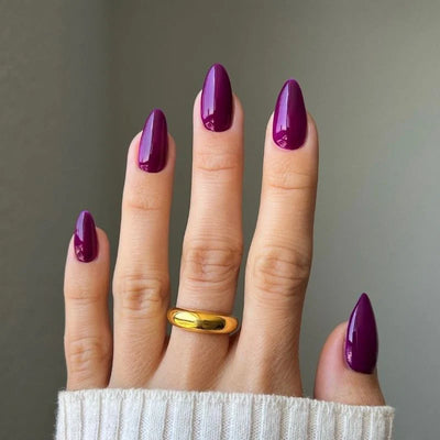 DND Diva Gel - 253 Gothic Grape Hand 1