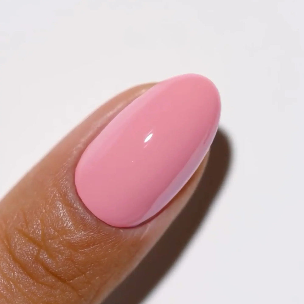 finger wearing DND DC Gel - 289 Soft Cashmere
