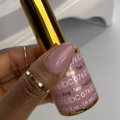finger wearing DND DC Gel 076 Taro Pudding