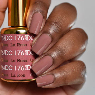 hands wearing DND DC Gel - 176 La Rosa