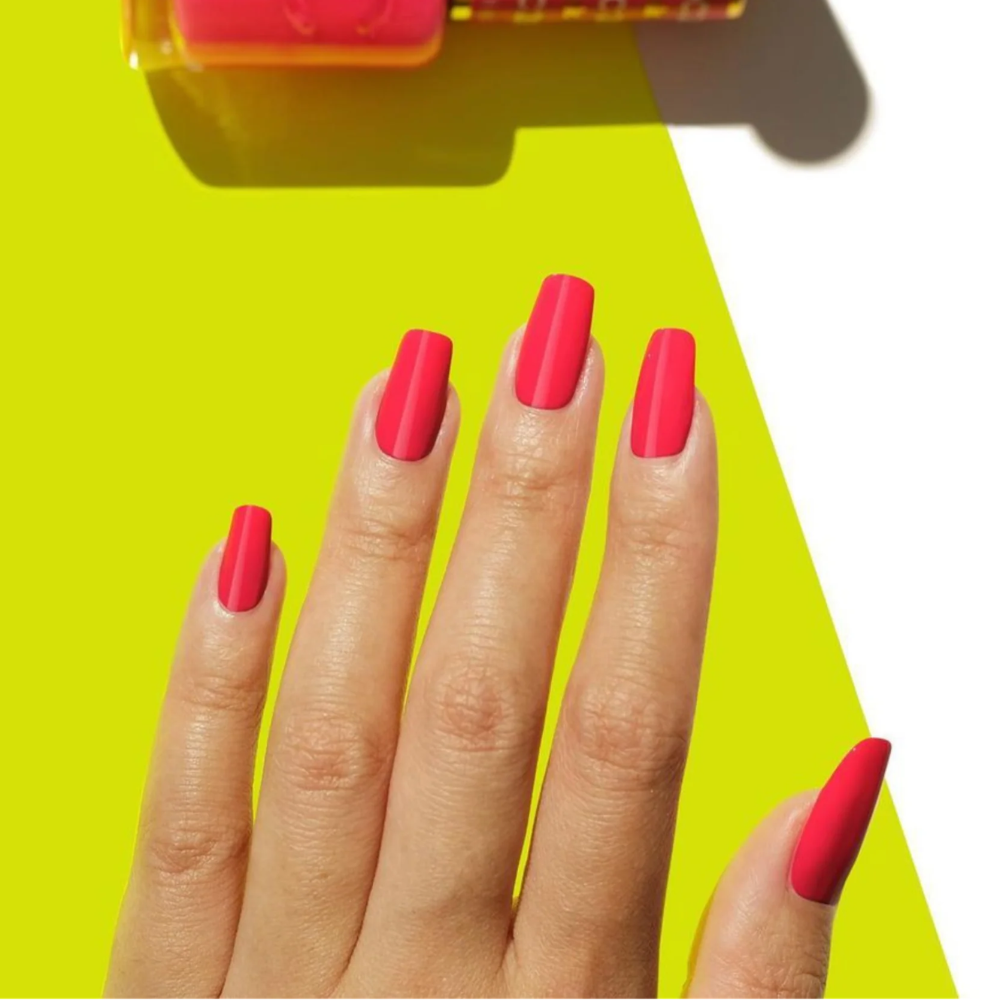 hands wearing DND DC Gel - 280 Echo Pink
