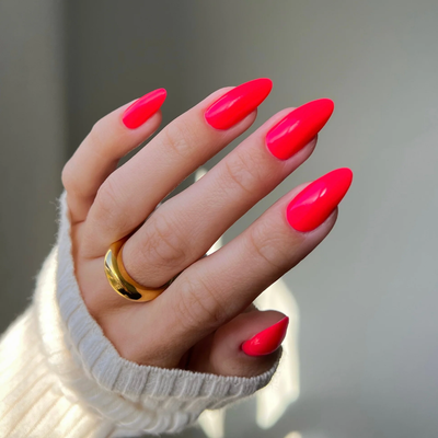 hands wearing DND Gel Polish 561 Strawberry Kiss
