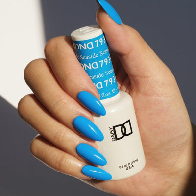 hands wearing DND Gel Polish - 793 Seaside