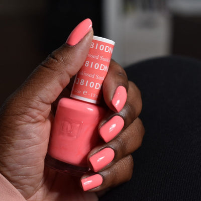 hands wearing DND Gel Polish - 810 Sun-Kissed