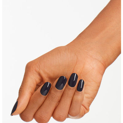 hands wearing I56 Suzi & The Artic Fox - Dip Powder 1.5oz by OPI